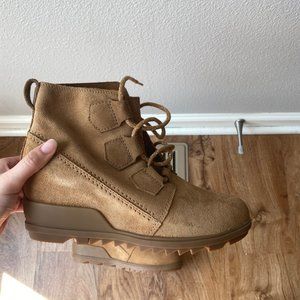 Caramel wedged booties